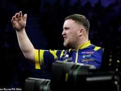 Luke Littler sa na pódiu zrazil s Gianom van Veenom: Star, 19, zosmiešňuje súpera plačlivými gestami po tom, čo bol obvinený z oslavovania nevyužitých šípok, keďže súper označil majstra sveta za „bolestného porazeného“ Luke Littler (na obrázku) bol v Premier League zapojený do ostrého sporu s Gianom van Veenom