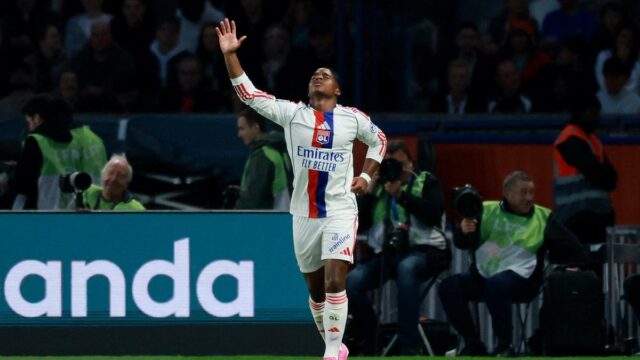 Lyon porazil PSG 2:1, čo dáva Lensovi novú nádej v boji o titul v Ligue 1
