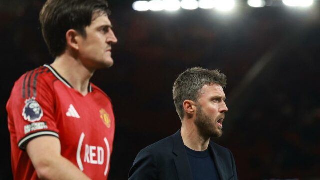 Maguire chváli Carricka za obrat v Manchestri United, keď sa blíži návrat do Ligy majstrov
