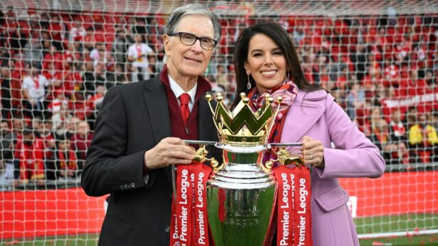 John W. Henry oslavuje víťazstvo Liverpoolu v Premier League v roku 2025