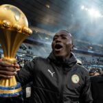 Pape Gueye zo Senegalu oslavuje