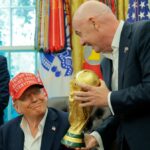 Prezident FIFA Gianni Infantino ukazuje americkému prezidentovi Donaldovi Trumpovi trofej z majstrovstiev sveta