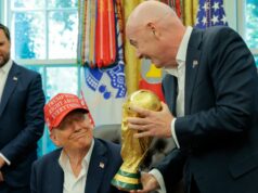 Majstrovstvá sveta vo futbale sú najväčším podvodom na Zemi – a skutoční fanúšikovia sú oceňovaní Prezident FIFA Gianni Infantino ukazuje americkému prezidentovi Donaldovi Trumpovi trofej z majstrovstiev sveta