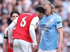 Mal byť Gabriel vylúčený za súboj s Haalandom? Zdá sa, že Gabriel tlačil hlavu do tváre Erlinga Haalanda počas zápasu Premier League medzi Manchestrom City a Arsenalom na Etihad Stadium.