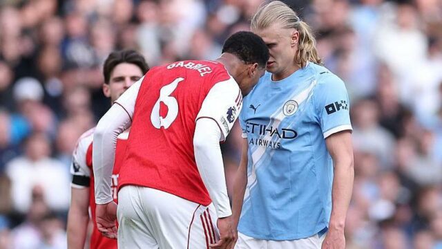 Zdá sa, že Gabriel tlačil hlavu do tváre Erlinga Haalanda počas zápasu Premier League medzi Manchestrom City a Arsenalom na Etihad Stadium.