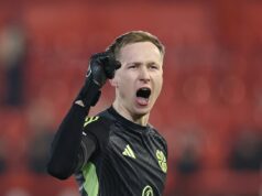 Mal byť „strážcom pohára“ Celticu, ale výmenou manažérov ho okradli o šancu Hampdena… teraz Viljami Sinisalo bojuje o double po tom, čo si prispôsobil rukavice. Viljami Sinisalo si užíva šancu ukončiť sezónu na vrchole ligovej a pohárovej slávy