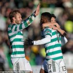 Hráči Celticu oslavujú neskorý gól Kelechiho Iheanacha pri výhre 2:1 proti Dundee