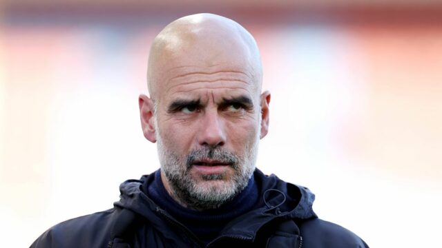 BURNLEY, ANGLICKO - 22. apríla: Pep Guardiola, manažér Manchestru City, prichádza na štadión pred zápasom Premier League medzi Burnley a Manchester City na Turf Moor 22. apríla 2026 v Burnley v Anglicku. (Foto: Alex Livesey/Getty Images)