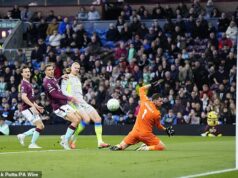 Man City sa dostal na prvé miesto tabuľky, keď porazil Burnley, ale premárnené šance spôsobujú frustráciu Pepa Guardiolu, keďže boj o titul smeruje k víťazstvu bez jasného favorita, píše JACK GAUGHAN Erling Haaland strelil jediný gól zápasu, keď Man City porazil Burnley na Turf Moor