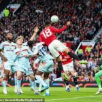 Casemiro otvára skóre šikovnou hlavičkou na zadnej žrdi, aby prekonal Caoimhina Kellehera