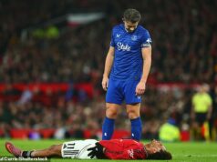 Man United Confidential: Ako pondelkové večerné zápasy stoja klub MILIONY, prečo musela ochranka vyslobodiť Bruna Fernandesa v Carringtone a dôkaz lojality fanúšikov United Manchester United v pondelok večer trpí na ihrisku aj mimo neho – Everton prišiel na Old Trafford v novembri a vyhral prvýkrát po 12 rokoch, aj keď sa znížil na 10 mužov