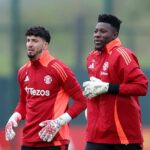 Altay Bayindir (vľavo) a Andre Onana sa chystajú toto leto opustiť Manchester United