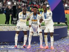 Man United „monitoruje hviezdu Realu Madrid“, keďže Red Devils sa toto leto snaží nahradiť kľúčového muža – ale pohyb „závisí od toho, že španielsky gigant získa súpera z Premier League“ Manchester United monitoruje Aureliena Tchouameniho (v strede) ako potenciálnu letnú posilu