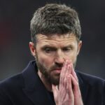 Elliot Anderson z Nottingham Forest sa prizerá počas zápasu Premier League medzi Nottingham Forest a Fulham na City Ground 15. marca 2026 v Nottinghame v Anglicku.