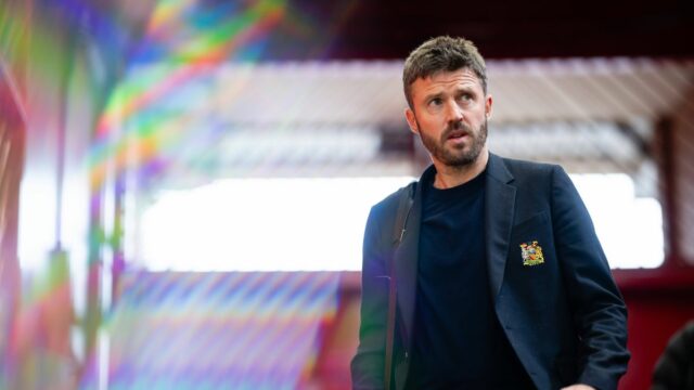 MANCHESTER, ANGLICKO - 15. marca: Hlavný tréner/manažér Manchestru United Michael Carrick prichádza pred zápasom Premier League medzi Manchestrom United a Aston Villa na Old Trafford 15. marca 2026 v Manchestri v Spojenom kráľovstve. (Foto: Ash Donelon/Manchester United cez Getty Images)