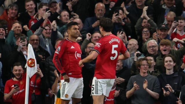 Casemiro oslavuje po strelení úvodného gólu Manchestru United proti Brentfordu