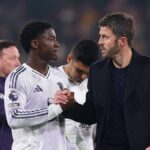 Michael Carrick a Kobbie Mainoo po zápase Manchestru United