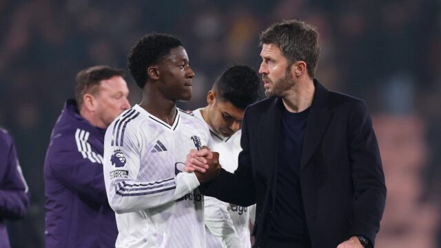 Michael Carrick a Kobbie Mainoo po zápase Manchestru United