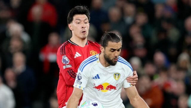 Obranca Manchestru United Lisandro Martinez dostal proti Leeds United priamu červenú kartu