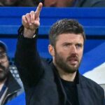 LONDÝN, ANGLICKO - 18. apríla: Hlavný tréner Michael Carrick z Manchestru United gestikuluje počas zápasu Premier League medzi Chelsea a Manchestrom United na Stamford Bridge 18. apríla 2026 v Londýne v Anglicku. (Foto: Vince Mignott/MB Media/Getty Images)