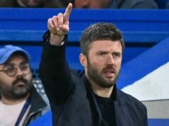 Man Utd ponúkol 50 miliónov libier za hviezdu Premier League po „dohode o osobných podmienkach“ LONDÝN, ANGLICKO - 18. apríla: Hlavný tréner Michael Carrick z Manchestru United gestikuluje počas zápasu Premier League medzi Chelsea a Manchestrom United na Stamford Bridge 18. apríla 2026 v Londýne v Anglicku. (Foto: Vince Mignott/MB Media/Getty Images)