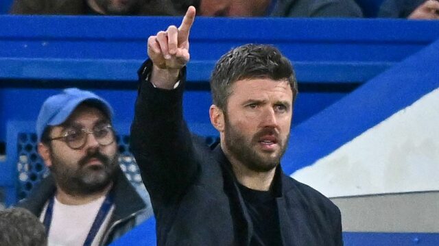 LONDÝN, ANGLICKO - 18. apríla: Hlavný tréner Michael Carrick z Manchestru United gestikuluje počas zápasu Premier League medzi Chelsea a Manchestrom United na Stamford Bridge 18. apríla 2026 v Londýne v Anglicku. (Foto: Vince Mignott/MB Media/Getty Images)