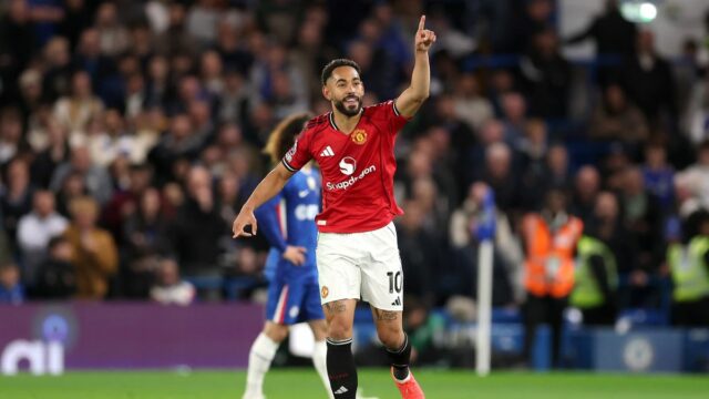 LONDÝN, ANGLICKO - 18. apríla: Matheus Cunha z Manchestru United oslavuje strelenie prvého gólu svojho tímu počas zápasu Premier League medzi Chelsea a Manchestrom United na Stamford Bridge 18. apríla 2026 v Londýne v Anglicku. (Foto: Julian Finney/Getty Images)