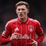 NOTTINGHAM, ANGLICKO - 15. marca: Elliot Anderson z Nottinghamu Forest sleduje zápas Premier League medzi Nottingham Forest a Fulham na City Ground 15. marca 2026 v anglickom Nottinghame. (Foto: George Wood/Getty Images)