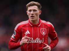 Man Utd povedal Elliotovi Andersonovi, že by si prial návrat Newcastlu cez Old Trafford NOTTINGHAM, ANGLICKO - 15. marca: Elliot Anderson z Nottinghamu Forest sleduje zápas Premier League medzi Nottingham Forest a Fulham na City Ground 15. marca 2026 v anglickom Nottinghame. (Foto: George Wood/Getty Images)