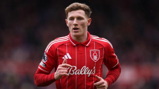 NOTTINGHAM, ANGLICKO - 15. marca: Elliot Anderson z Nottinghamu Forest sleduje zápas Premier League medzi Nottingham Forest a Fulham na City Ground 15. marca 2026 v anglickom Nottinghame. (Foto: George Wood/Getty Images)