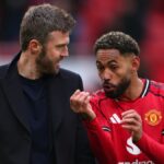 Hlavný tréner Manchestru United Michael Carrick sa rozpráva s Matheusom Cunhom ​​počas zápasu Premier League medzi Manchestrom United a Aston Villa na Old Trafford 15. marca 2026 v Manchestri v Anglicku.