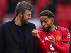 Man Utd presadzoval plán prestupu, keďže po rozhovore s Matheusom Cunhom sa konal prieskumný výlet za 52 miliónov libier Hlavný tréner Manchestru United Michael Carrick sa rozpráva s Matheusom Cunhom počas zápasu Premier League medzi Manchestrom United a Aston Villa na Old Trafford 15. marca 2026 v Manchestri v Anglicku.