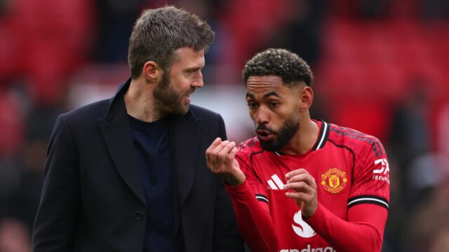 Hlavný tréner Manchestru United Michael Carrick sa rozpráva s Matheusom Cunhom ​​počas zápasu Premier League medzi Manchestrom United a Aston Villa na Old Trafford 15. marca 2026 v Manchestri v Anglicku. 