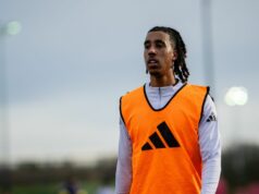 Man Utd sa pred súbojom s Chelsea obával zranení, ako prezradil 21-členný cestovateľský tím Leny Yoro počas tréningu Manchestru United