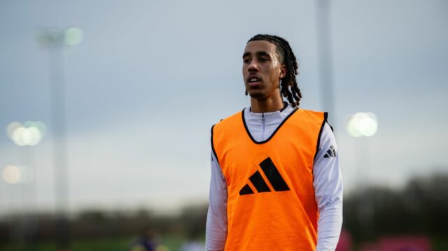 Leny Yoro počas tréningu Manchestru United