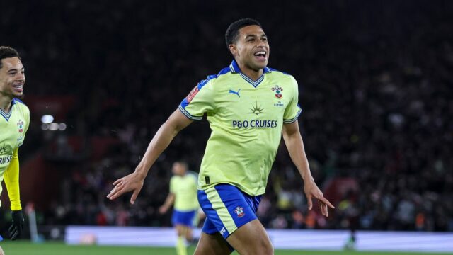 Man Utd sa pripojí k súťaži o hviezdu Southamptonu s hodnotením 20 miliónov libier, ktorá vyniesla KO Arsenalu FA Cup
