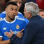 LISABON, PORTUGALSKO - 17. FEBRUÁRA: Hlavný tréner Benficy Jose Mourinho sa rozpráva s hráčom Realu Madrid Kylianom Mbappem počas zápasu Ligy majstrov UEFA medzi SL Benfica a Real Madrid na Estadio da Luz v Lisabone, Portugalsko, 17. februára 2026. (Foto: Zed James Getty Image/Asnadolu)