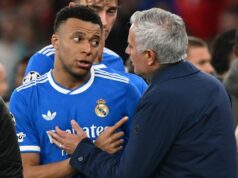 Manažér Realu Madrid odpovedá po tom, čo Kylian Mbappe naznačil Joseho Mourinha LISABON, PORTUGALSKO - 17. FEBRUÁRA: Hlavný tréner Benficy Jose Mourinho sa rozpráva s hráčom Realu Madrid Kylianom Mbappem počas zápasu Ligy majstrov UEFA medzi SL Benfica a Real Madrid na Estadio da Luz v Lisabone, Portugalsko, 17. februára 2026. (Foto: Zed James Getty Image/Asnadolu)