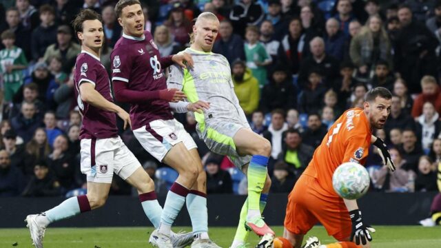 Manchester City poskočil Arsenal na čelo tabuľky Premier League; Burnley zostúpilo
