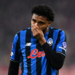 Manchester United je uzavretý v trojstrannej bitke o tohto záložníka Serie A: Hodí sa pre Carricka?