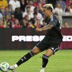 Manchester United v kombinácii s Morganom Rogersom – anglickou hviezdou, ktorá je otvorená odchodu z Aston Villy