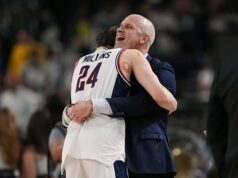 Manželka trénera March Madness Dan Hurley odhalila, že dostala policajný sprievod na Final Four po tom, čo zabudla na jeho talizman pre šťastie. Dan Hurley teraz doviedol UConn do finále March Madness v troch z posledných štyroch sezón