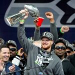 Obranca Seattlu Seahawks Sam Darnold je po prehliadke držiteľom trofeje Lombardi Trophy