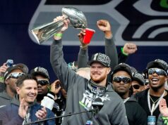 Mark Zuckerberg a Tim Cook medzi miliardármi, ktorí chcú kúpiť šampióna Super Bowl, Seattle Seahawks Obranca Seattlu Seahawks Sam Darnold je po prehliadke držiteľom trofeje Lombardi Trophy