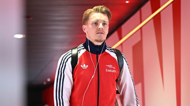 Martin Odegaard z Arsenalu prichádza na štadión pred zápasom Premier League medzi Arsenalom a Bournemouthom na Emirates Stadium 11. apríla 2026 v Londýne v Anglicku.