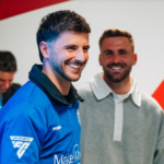 Mason Mount a Luke Shaw dávajú deťom z Wishes United FC predzápasový povzbudzujúci rozhovor