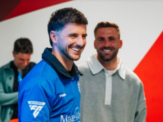 Mason Mount dáva deťom šancu žiť ako futbalisti Premier League na jeden deň v prvom zamestnaní ako manažér Mason Mount a Luke Shaw dávajú deťom z Wishes United FC predzápasový povzbudzujúci rozhovor