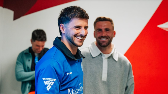 Mason Mount a Luke Shaw dávajú deťom z Wishes United FC predzápasový povzbudzujúci rozhovor