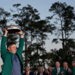 FILE - Víťaz Rory McIlroy zo Severného Írska drží trofej na golfovom turnaji Masters v nedeľu 13. apríla 2025 v Auguste v štáte Georgia (AP Photo/David J. Phillip, File)