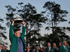 Masters 2026: Nová éra oživuje kariérny grandslamový sen FILE - Víťaz Rory McIlroy zo Severného Írska drží trofej na golfovom turnaji Masters v nedeľu 13. apríla 2025 v Auguste v štáte Georgia (AP Photo/David J. Phillip, File)
